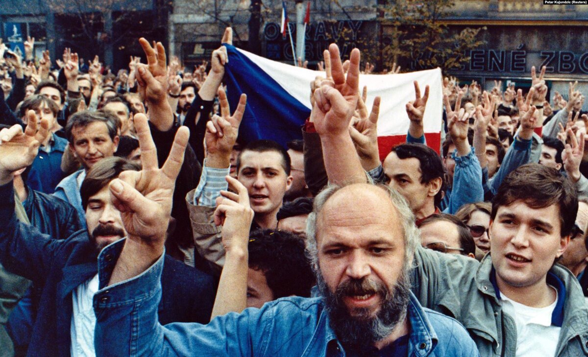 Суть бархатных революций. Бархатные революции 1989. Революция в Чехословакии 1989. Бархатная революция 1989 г в Чехословакии. Прага 1989г. Бархатная революция.