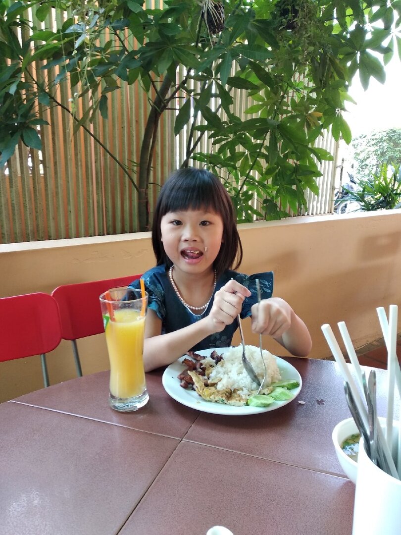 Старшая дочка нашего нового знакомого в том самом ресторане