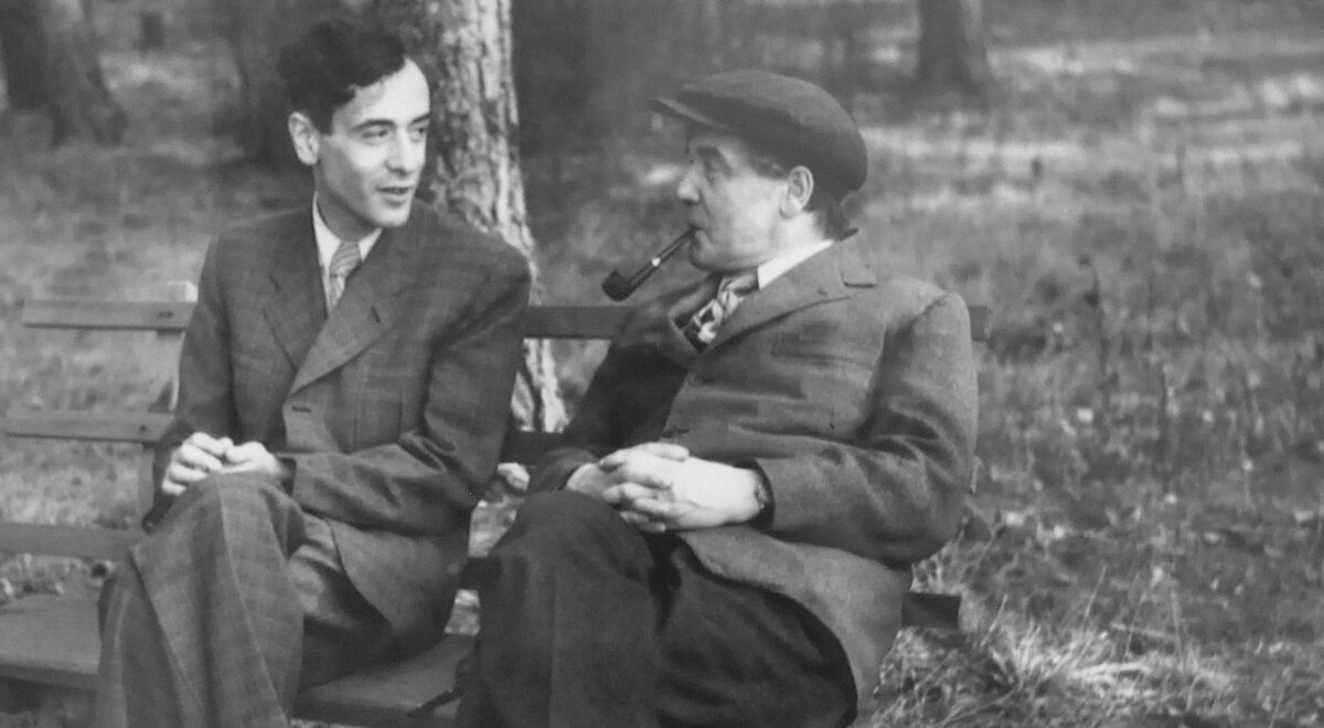 Ландау и Капица отдыхают на даче.