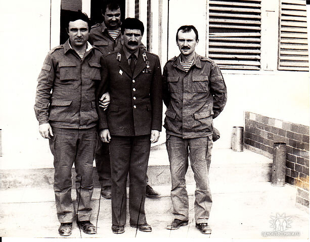 На этом фото я крайний справа. После ранения Аушева Р.С в печень на Саланге 1986 год , мы провожаем его из Кабула в Москву на какую то Конференцию.