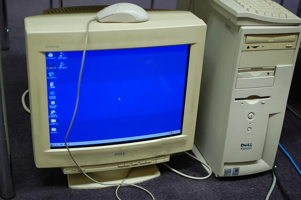 Экран начало. ЭЛТ-монитор 2000. Компьютеры Делл 2000. ПК Compaq 1990. Dell 1995 PC.