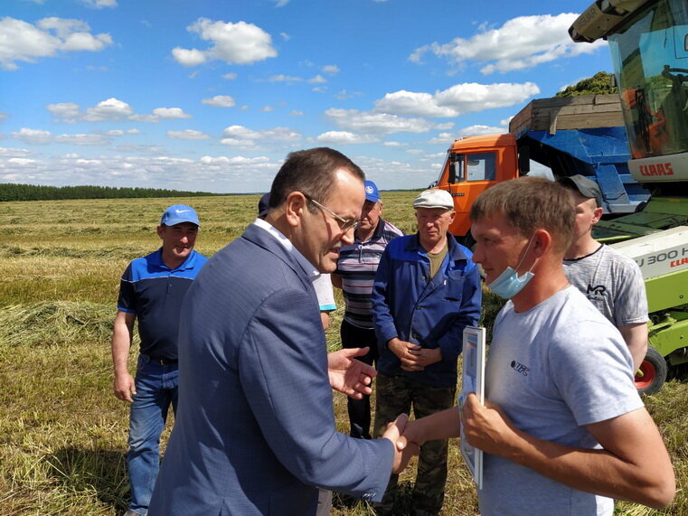 Район башлыгы Рамил Нотфуллин акчалата бүләк тапшыра