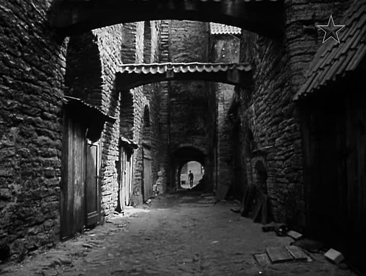 кадр из фильма "Человек в проходном дворе".