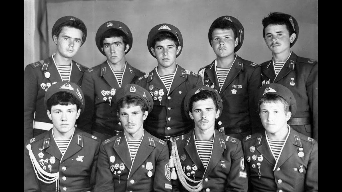  "Дембеля" из ВДВ  ,  отслужившие в Советской Армии.    фото: яндекс -картинки. 