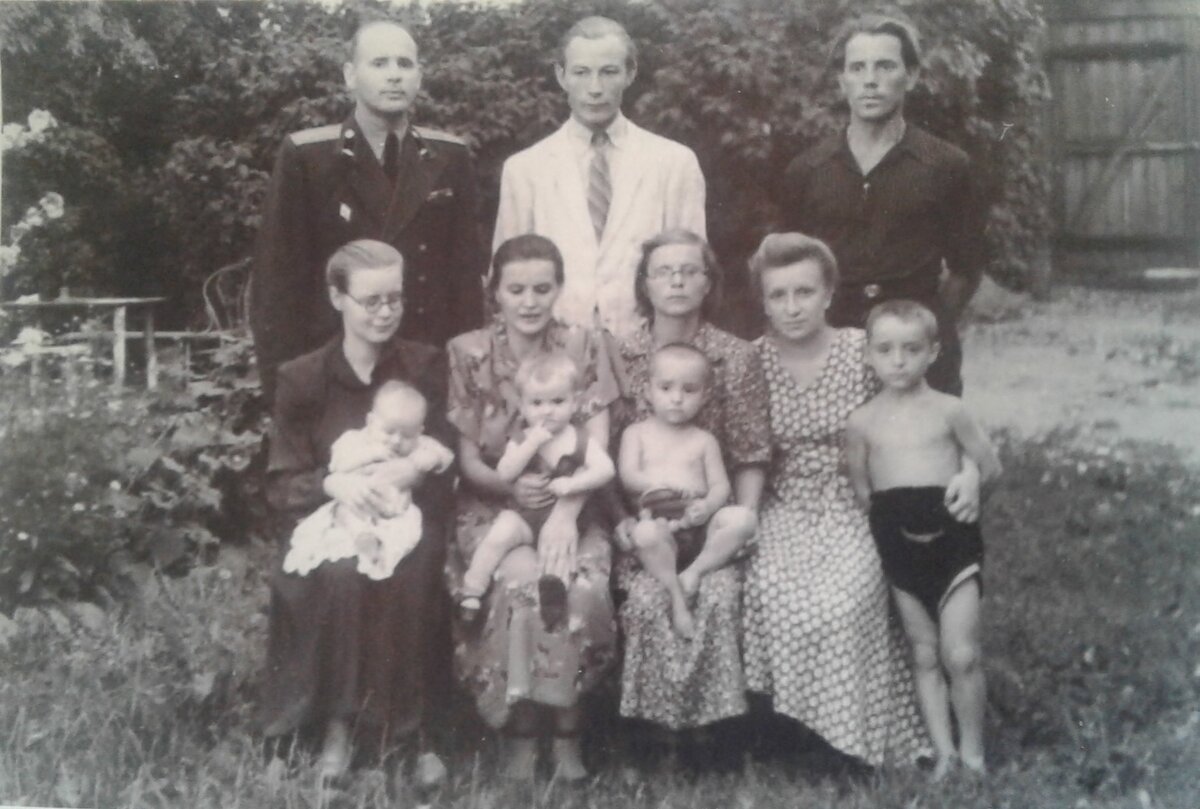 Мама, папа, дяди с тетями, двоюродными братьями и сестрой у дедушки с бабушкой во дворе их дома - казенного, на несколько семей, но с прекрасным сиреневым садом, цветниками (на фото я самая младшая☺).