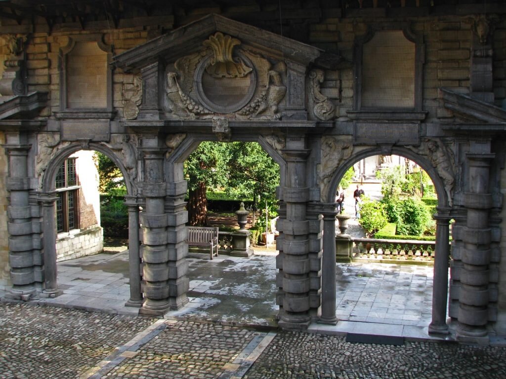Триумфальная арка, соединяющая внутренний двор дома с садом © The House of Rubens