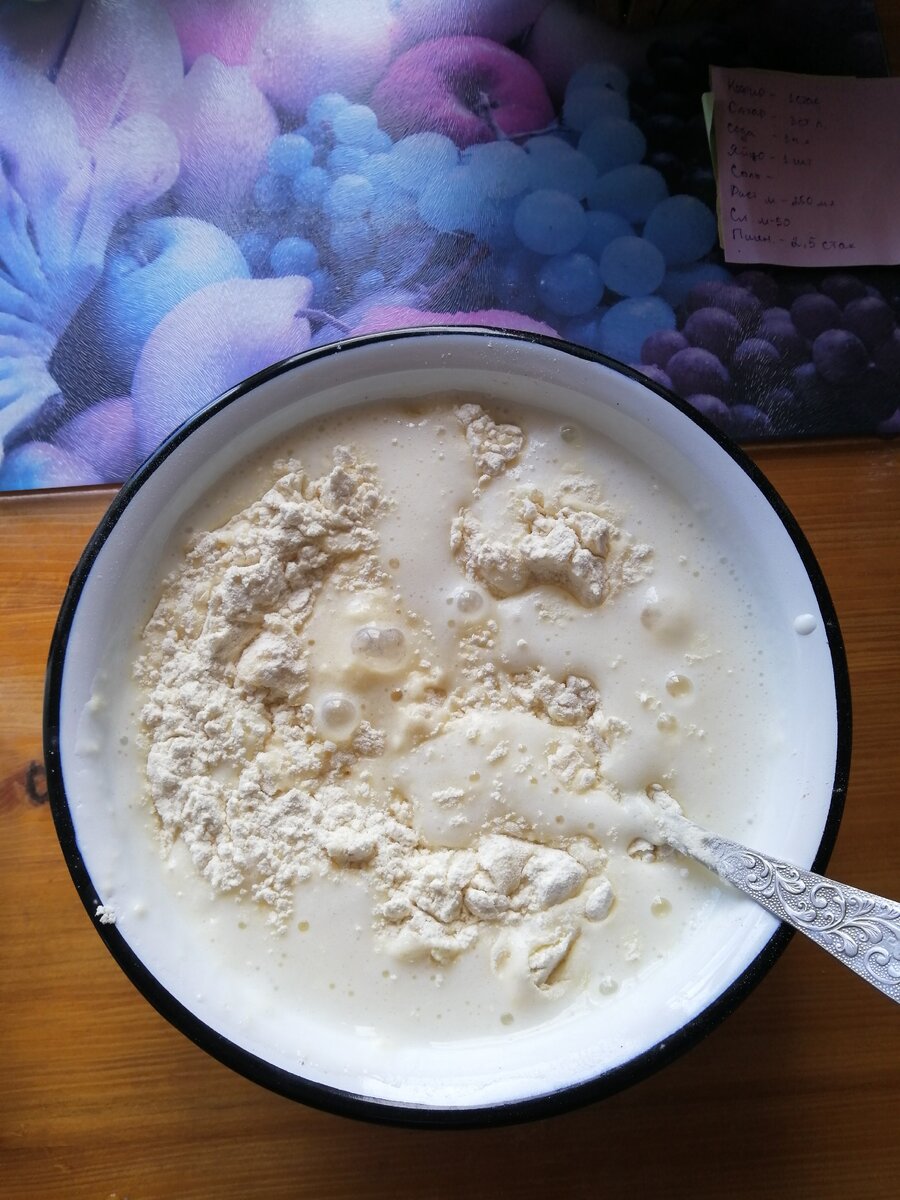 Тесто для пончиков в процессе приготовления