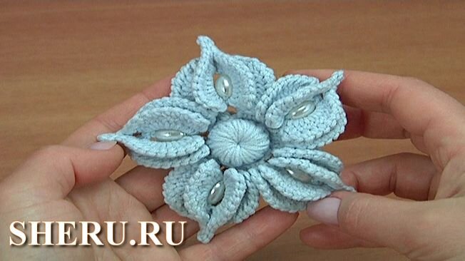 Такой же цветом, но с продолговатыми бусинами