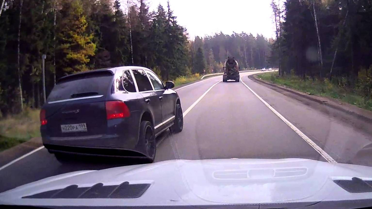 Один автомобиль обгоняет другой. Картинка с сайта lada-xray2.ru