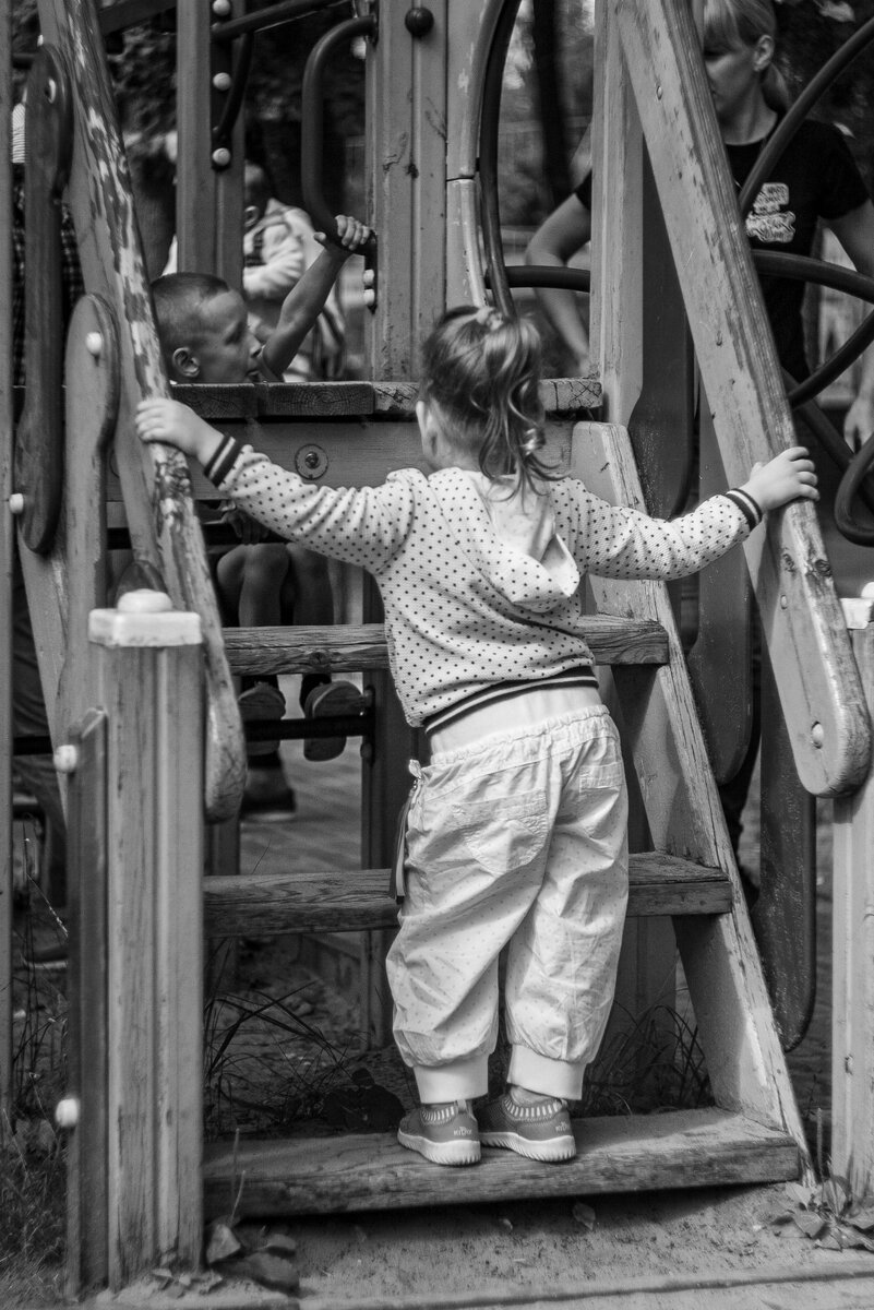 Вот такими же сорванцами мы были. Везде полазить, всё узнать.