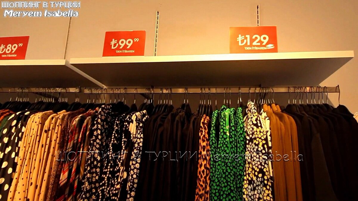 Как всегда у них вот этот загадочный рейл с однотипными платьями. Нашили их когда-то и до сих пор не могут утолкать, так и мигрируют они размерными линейками с распродажи до распродажи. Стоят они, кстати, дорого, хотя полиэстер.