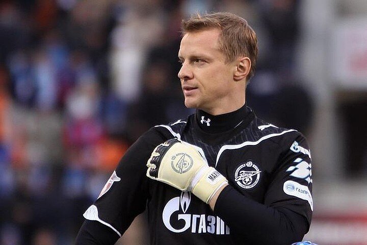  442 матча, 432 пропущенных мяча ; 164 сухих матчей за "Зенит" 