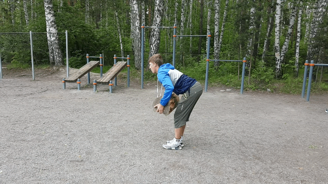 Тянем к низу живота, в верхней точке максимально сводим лопатки