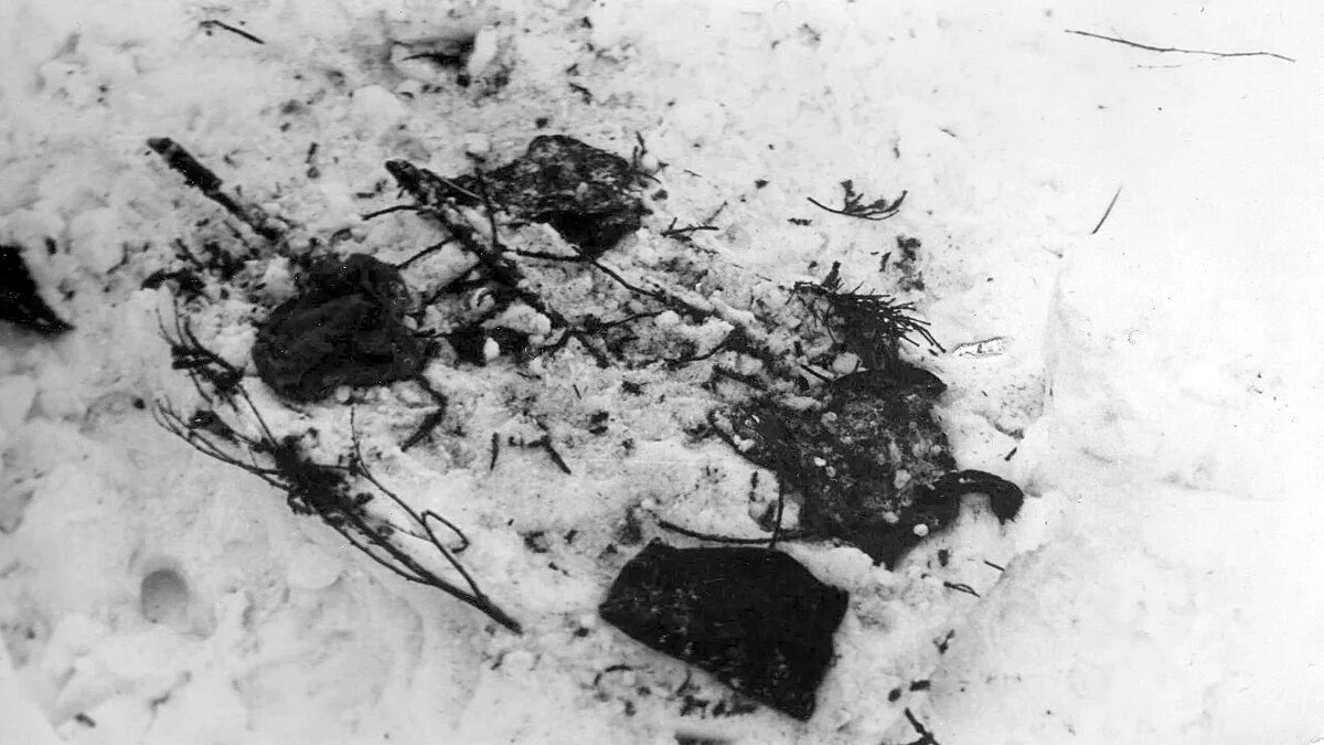 Перевал Дятлова. Вещи Кривонищенко и Дорошенко на настили.