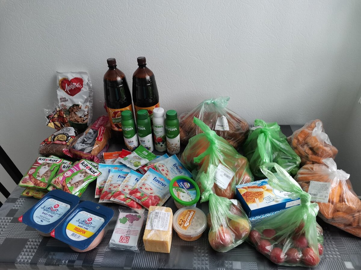 Что можно в больнице из продуктов. Продукты и вещи. Продуктовый набор на 500 рублей. Еда в магазине. Набор продуктов в больницу.