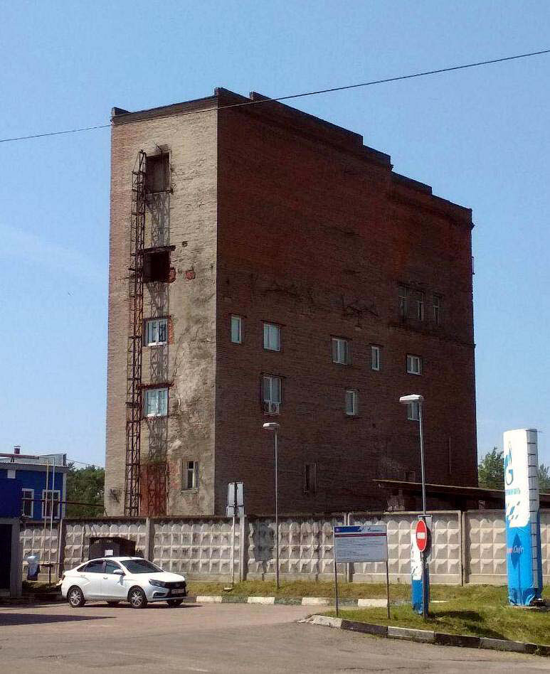Напоследок навестим одно из самых странных промышленных зданий города. Оно стоит на Скобяном шоссе, в квартале, где теснятся завод ЖБИ, автосервисы, строительные магазины и множество мелких производств.