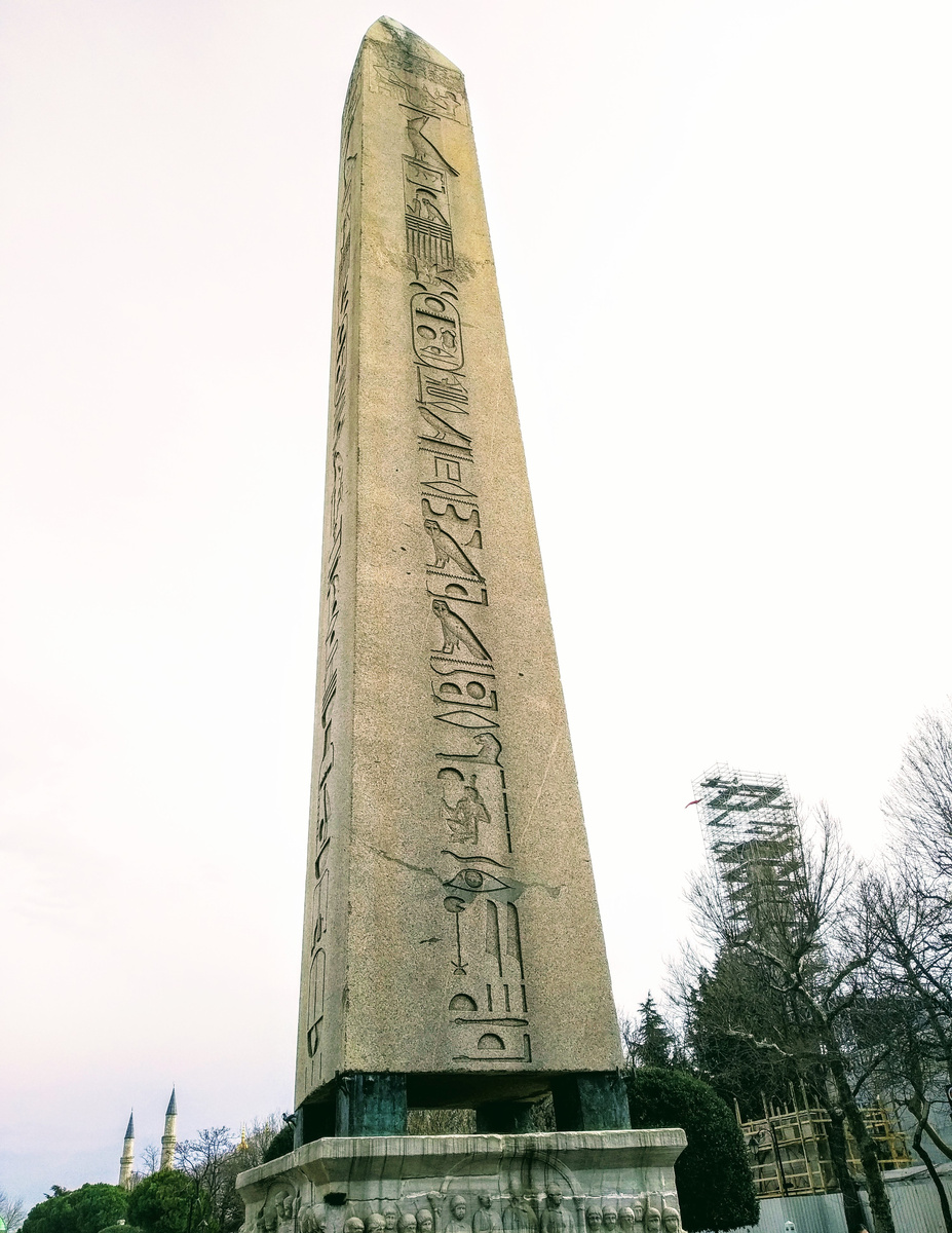Обелиск со всех сторон исписан иероглифами, повествующими о подвигах фараона Тутмоса III. Если захотите возвести обелиск, делайте из асуанского гранита. Простоит долго.