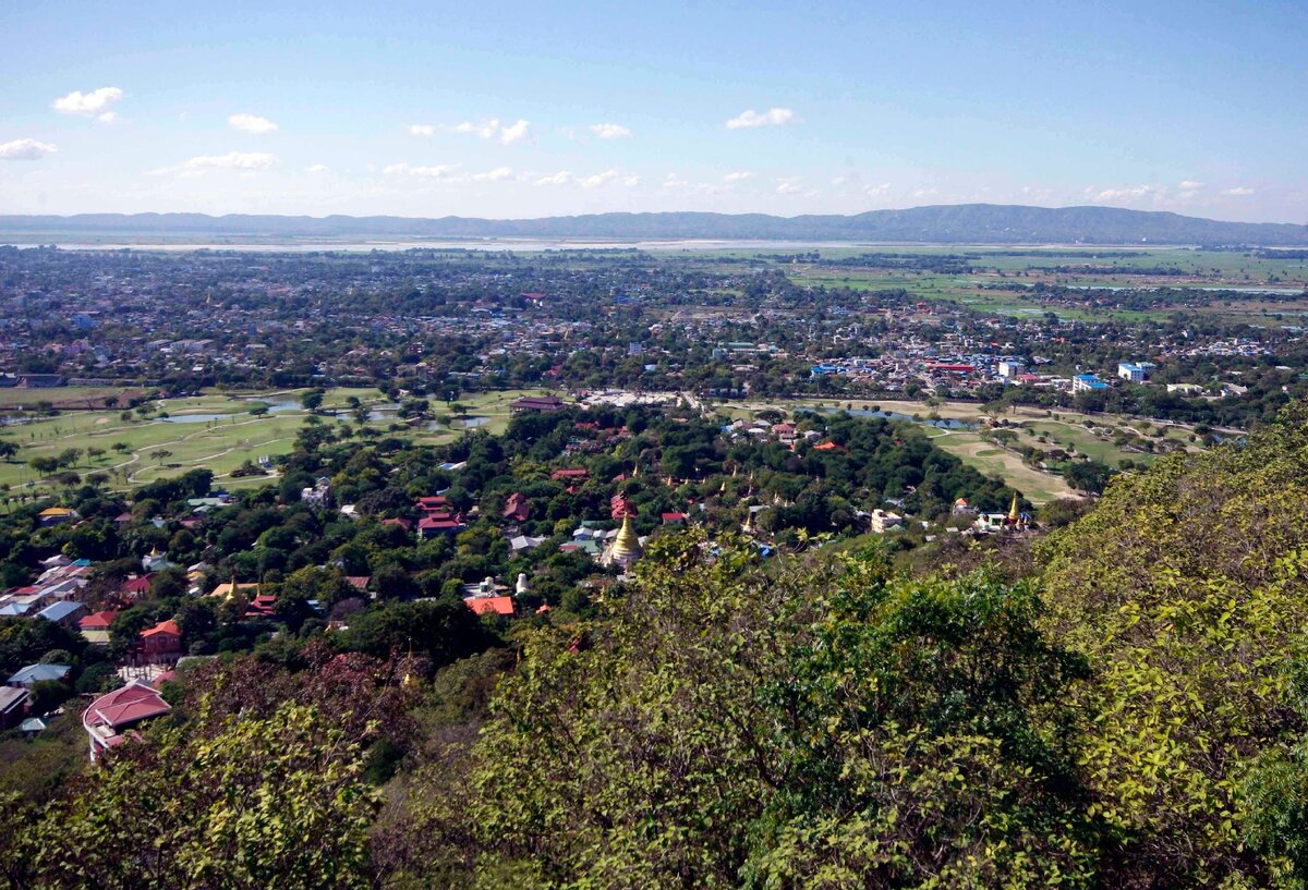 Вид на Мандалай с знаменитого Mandalay Hill