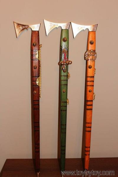 "Чупага" - гуральский томагавк, изначально лесорубный инструмент, но для разбойников - типичное холодное оружие...