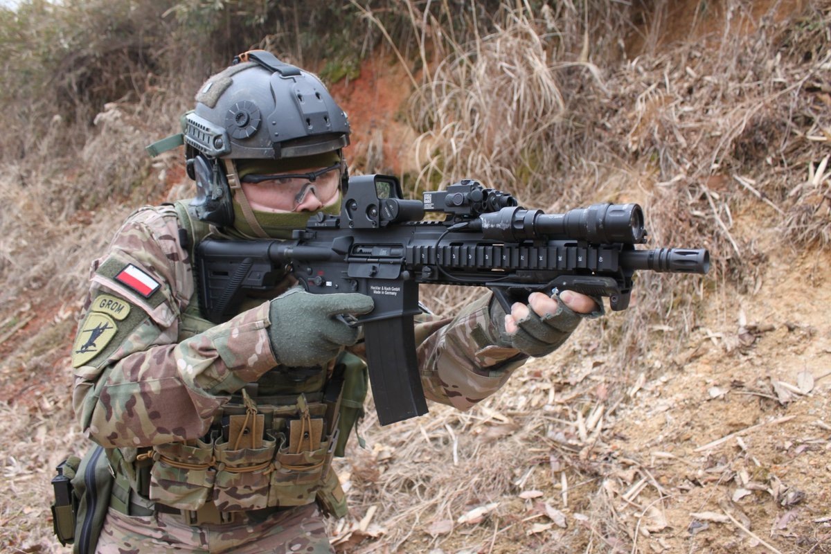 Польский боец спецподразделения GROM с HK 416