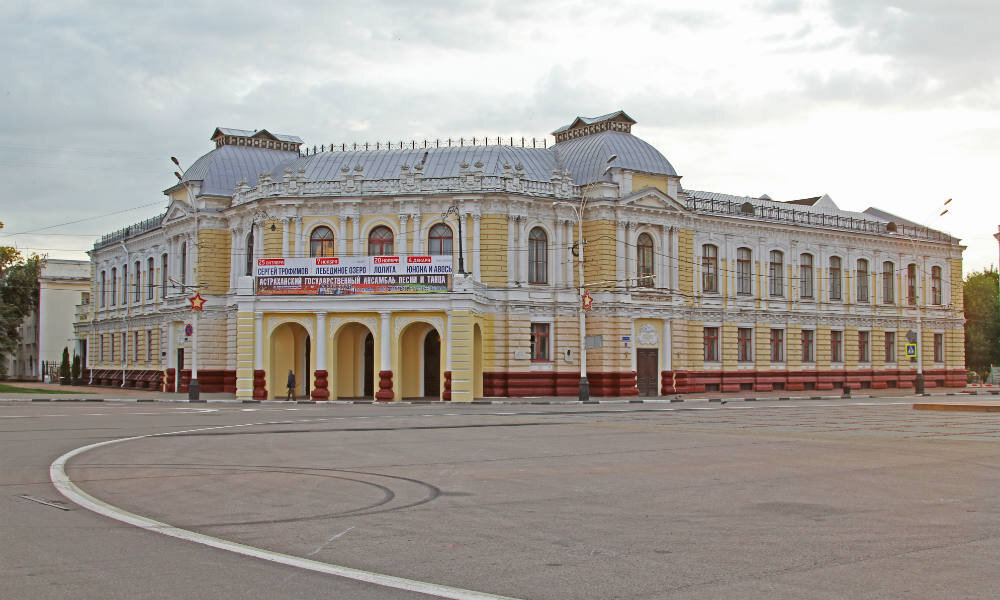 Площадь Ленина в Тамбове. Здание Тамбовского драматического театра рядом с площадью. Фото: © Игорь Мартынов / Сетевое издание «Отечество и вера».