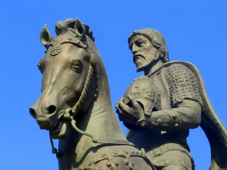 Памятник князю Олегу Рязанскому, установленный 28-го октября 2007-го года на Сборной площади города Рязани.