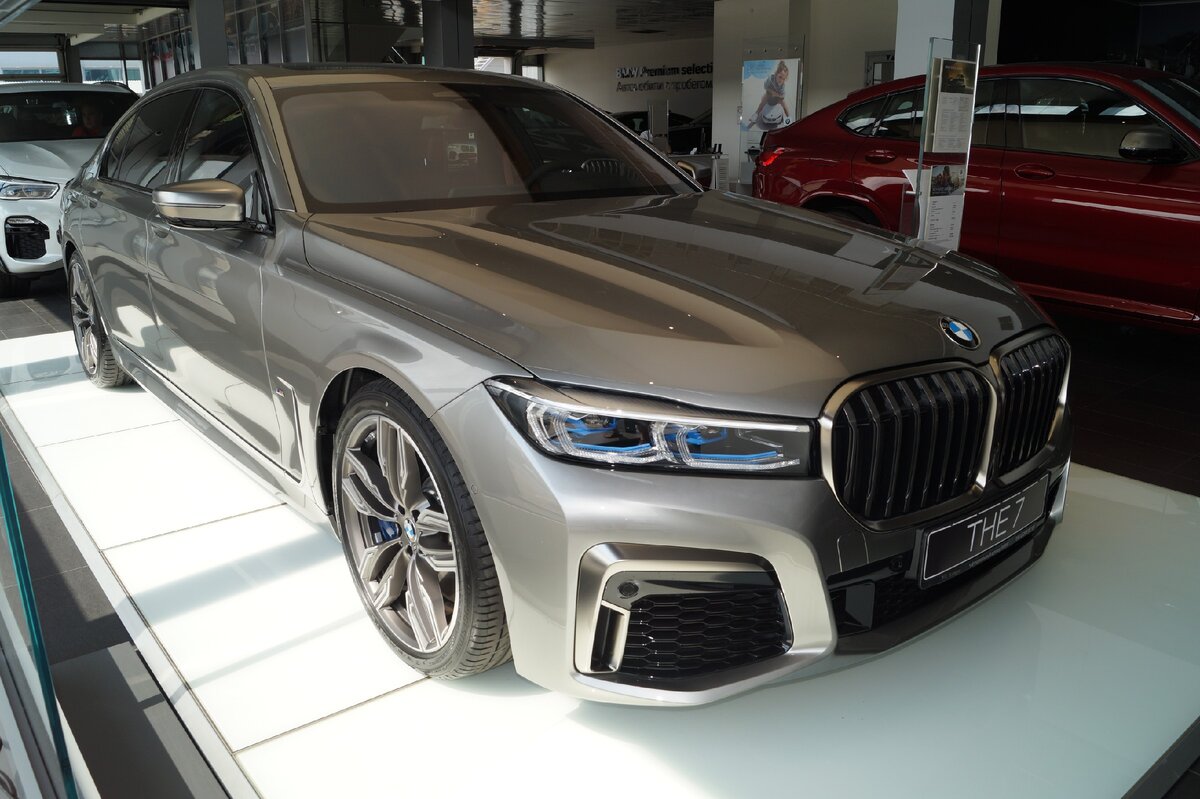Автомобиль BMW M760Li xDrive