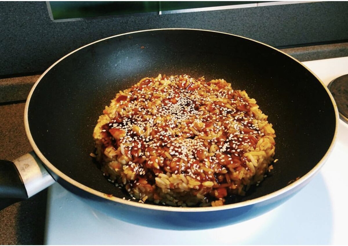 Сверху будет красиво посыпать кунжутом