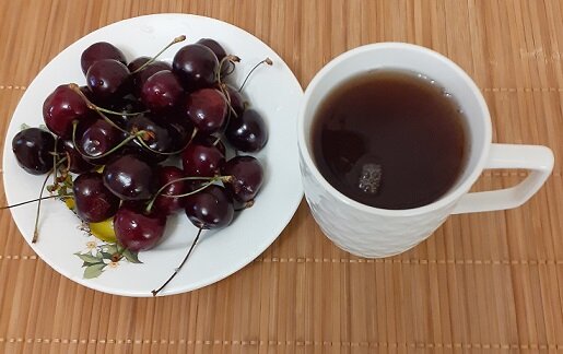 Завтрак. Чай и черешня - 120 калорий.