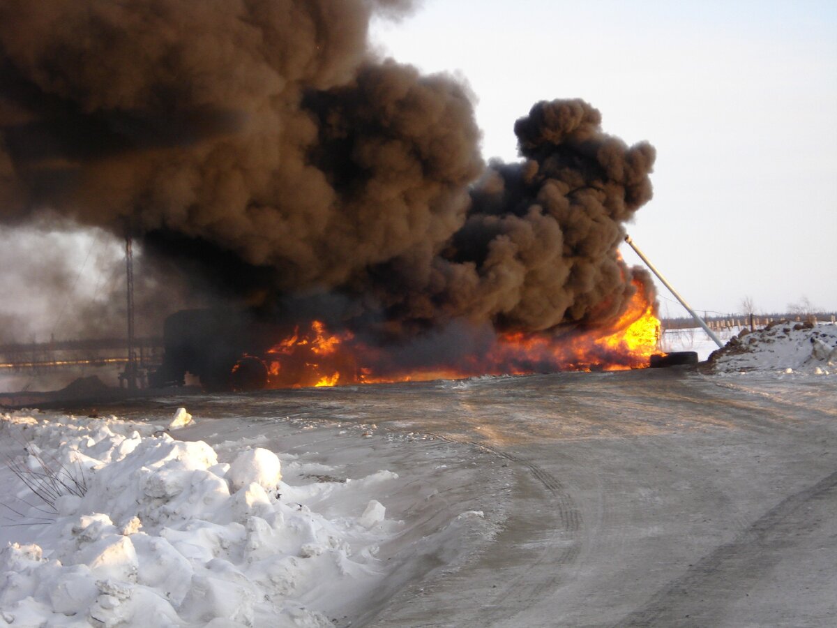Горит нефтевоз.