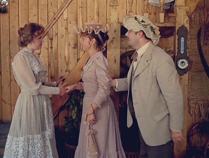 Платонов знакомит свою законную жену со своей бывшей возлюбленной. Кадр из фильма "Неоконченная пьеса для механического пианино. Источник фото- cinemotions.blogspot.com