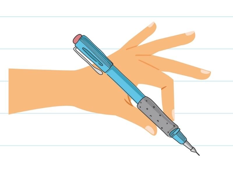 Ребенок хватает ручку большим и указательным пальцем ручку на расстоянии примерно 1,5 см от кончика 