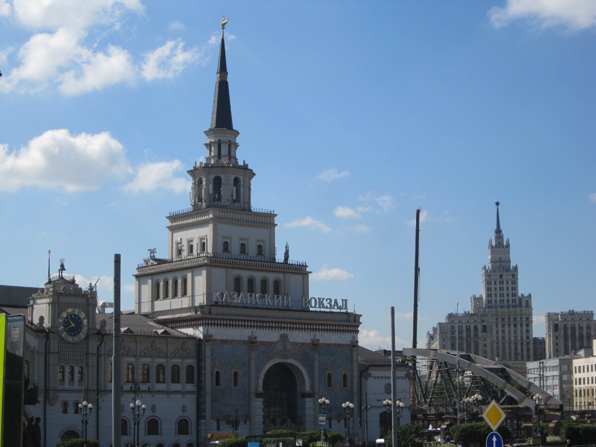 Казанский вокзал москва сити. Здание Казанского вокзала в Москве. Казанский вокзал Москва 2020. Д1-750 на Казанском вокзале. Здание Казанского вокзала в Москве черно белый.