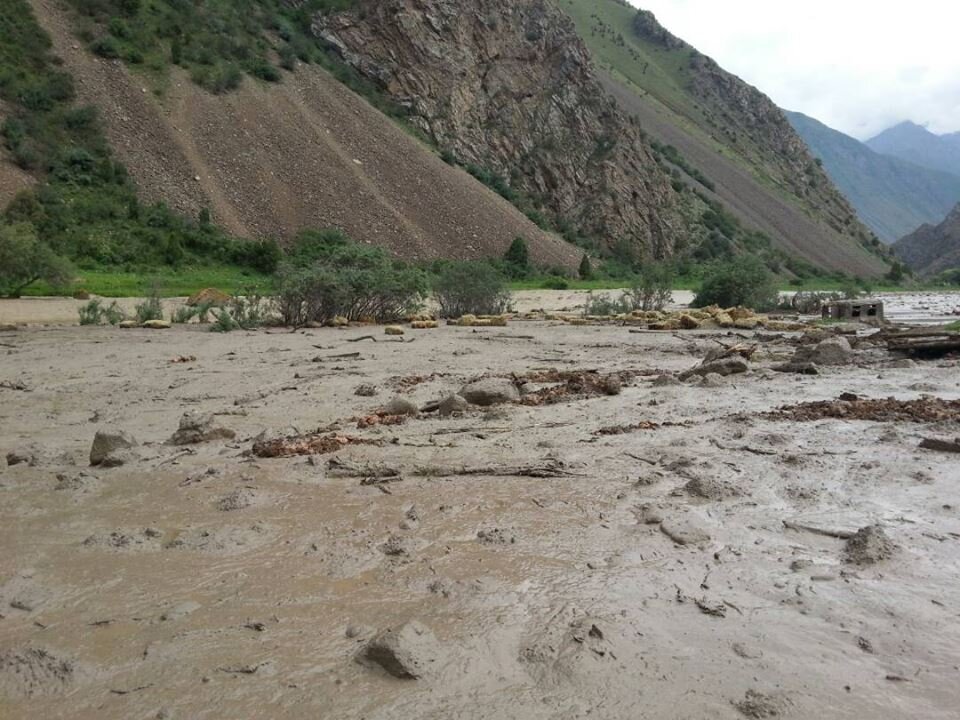 Сели в горах. Селевые потоки в горах. Сели грязекаменные потоки. Горы Сан-Габриэль селевой поток. Гляциальный сель.