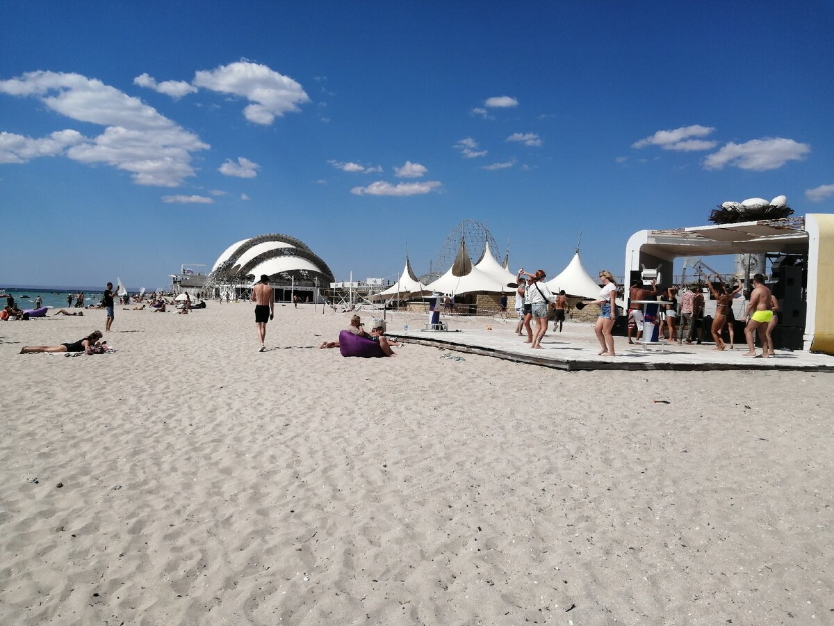 Танц пол не многолюден был