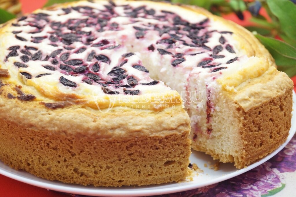 Мука350 г Творог300 г
Свежие ягоды (клубника, жимолость по вкусу)200 г
Сливочное маслопо вкусу
Сахар200 г
Крахмал картофельный50 г
Яйца3 шт
Соль1 щепот.
