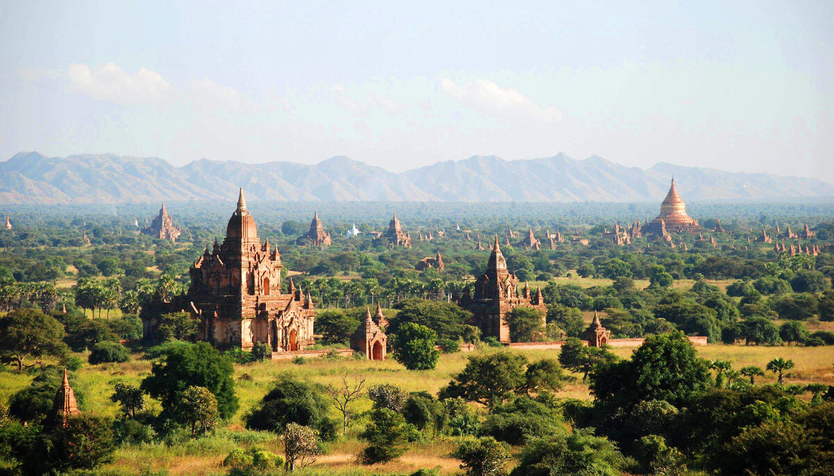 Археологический парк Баган (Паган) в Мьянме. На руинах древнего города находится археологическая зона с тысячами пагод, храмов, ступ, монастырей.  Здесь  самое большое скопление храмов в мире (фото автора)