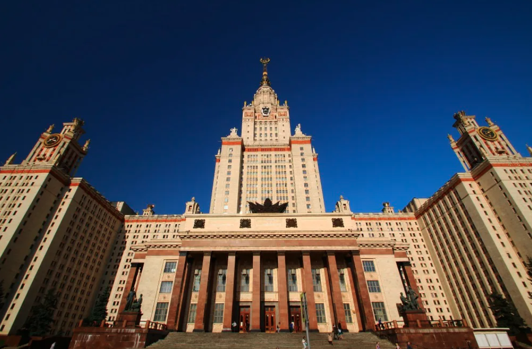 Институты москвы. Главное здание МГУ. Фасад главного корпуса МГУ. Главный фасад МГУ Ломоносова. Здание МГУ фасад.