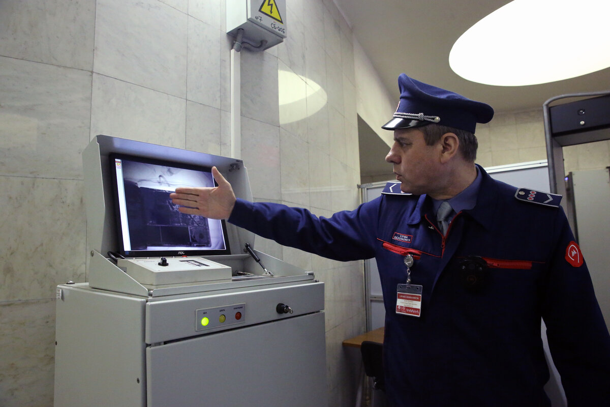 Сотрудник службы Транспортной безопасности Мосметро проверяет сумку с ноутбуком | Фото: Аркадий Колыбалов/РГ