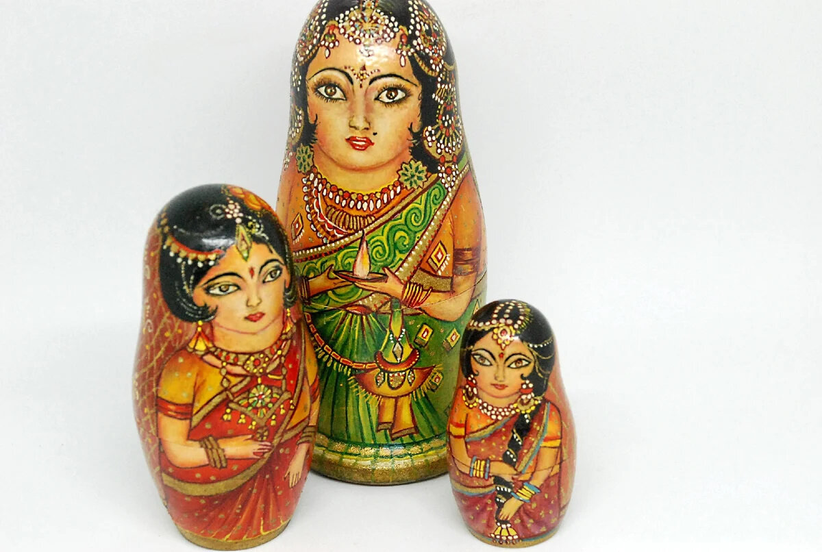 матрешки, расписанные под индийских девушек, фото из личного архива, работа мастера