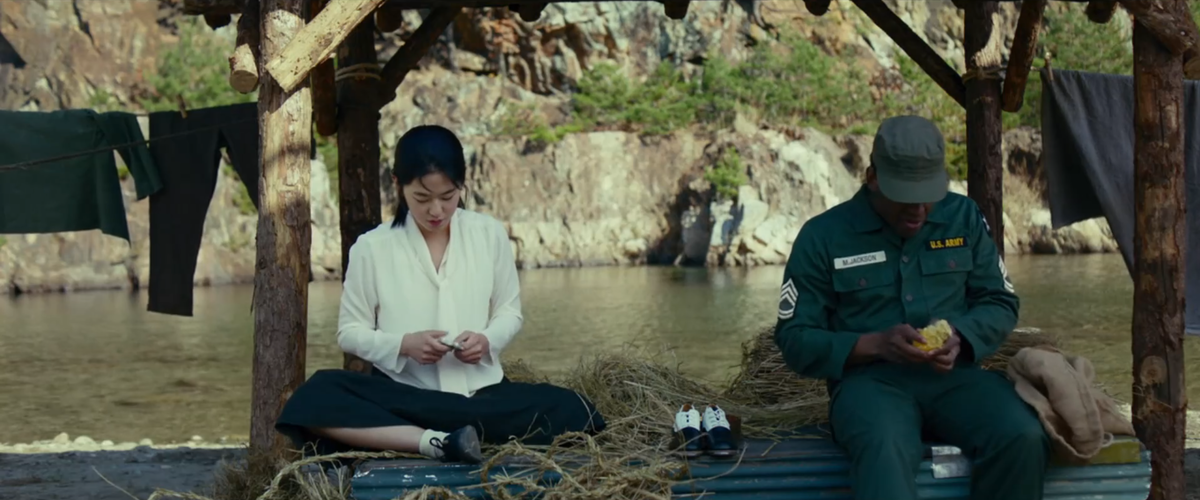 Это волшебные башмачки. Когда я их надеваю, война, еда и все остальные ничтожные проблемы исчезают... 