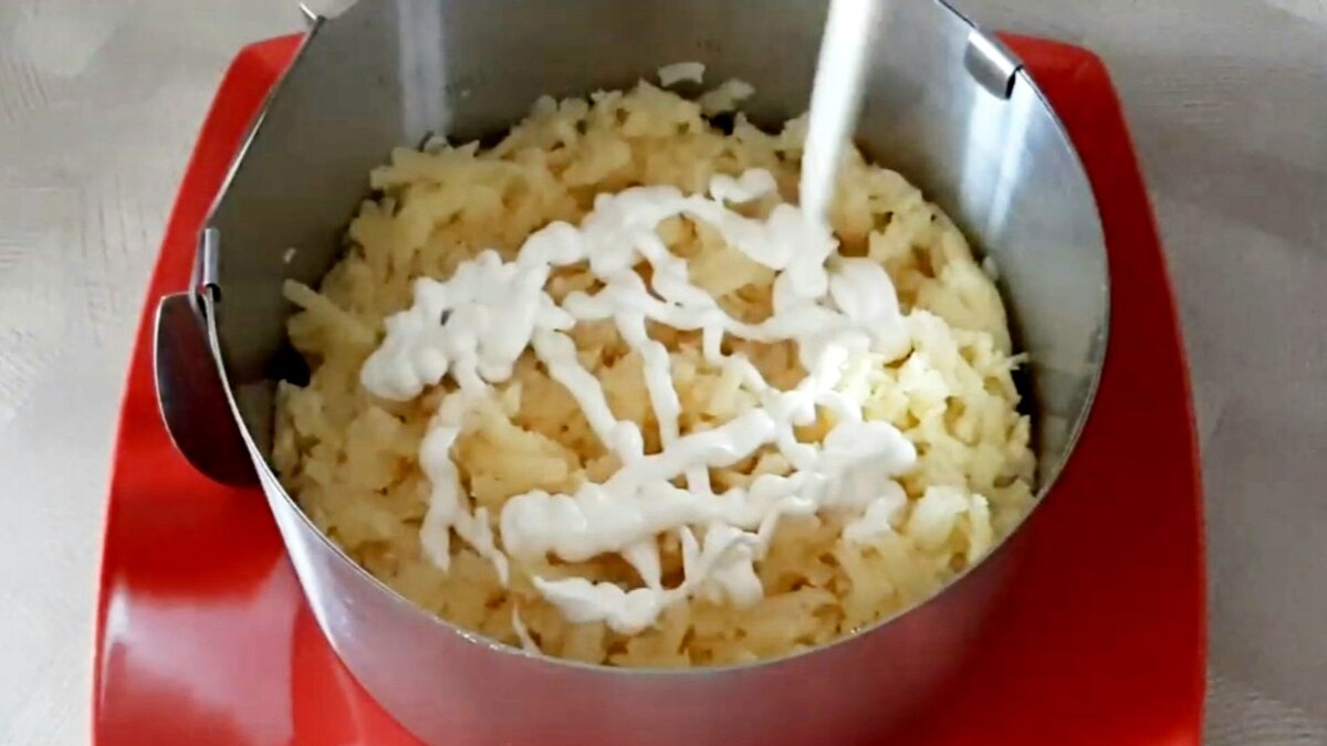 Картофель выкладываю первым слоем