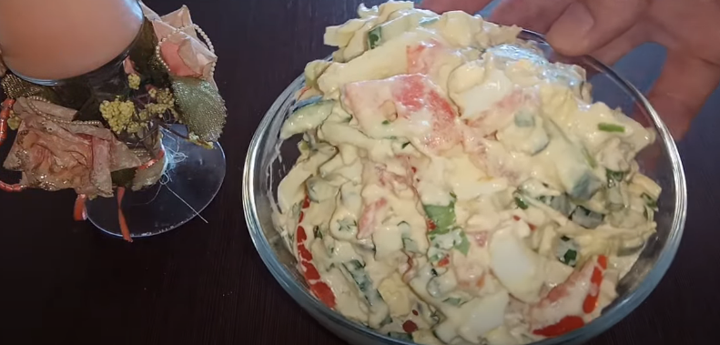 Куриный салат с аппетитным соусом Цацики