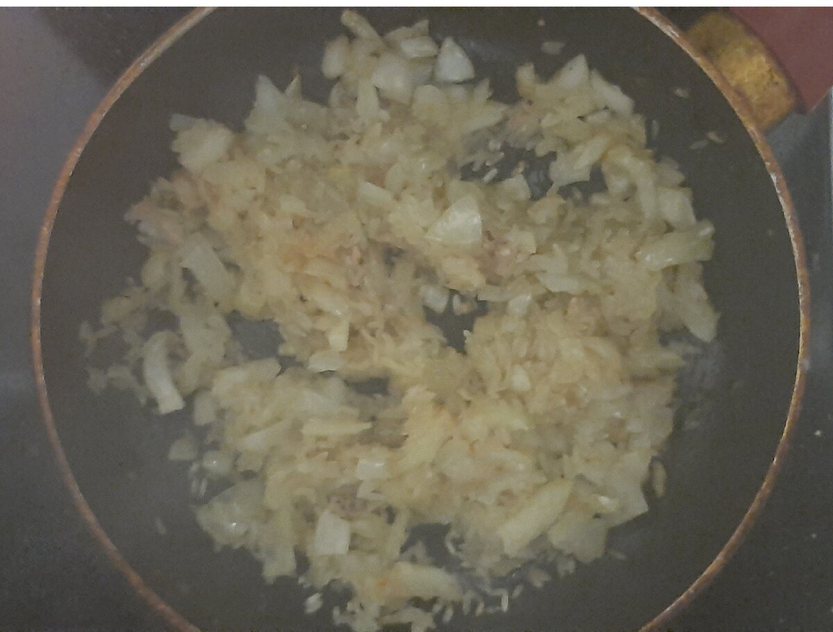 ОБЖАРИТЬ ЛУК И РИС