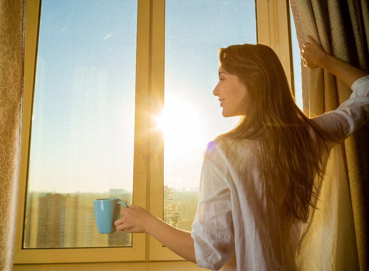 https://img1.goodfon.ru/original/1920x1408/3/1d/utro-devushka-kofe-okno.jpg