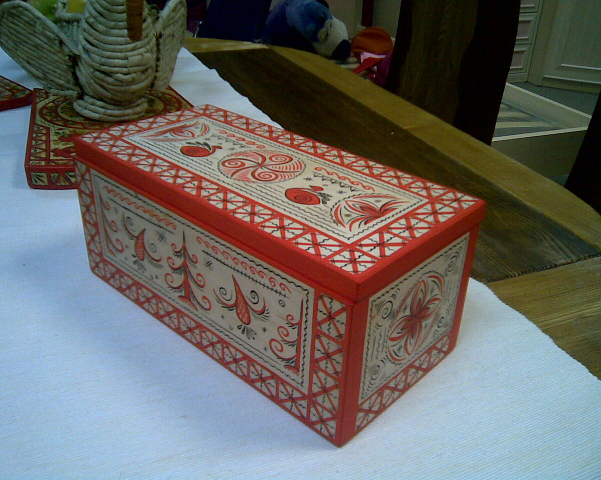 Шкатулка из обычной фанеры, расписана вручную (мезенская роспись)