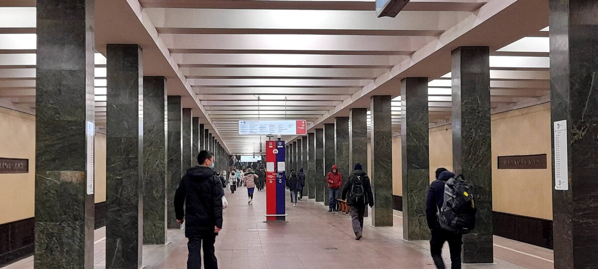 Колоны отделаны зеленым мрамором и белой керамической плиткой. Пол станции выложен скучным серым гранитом. 