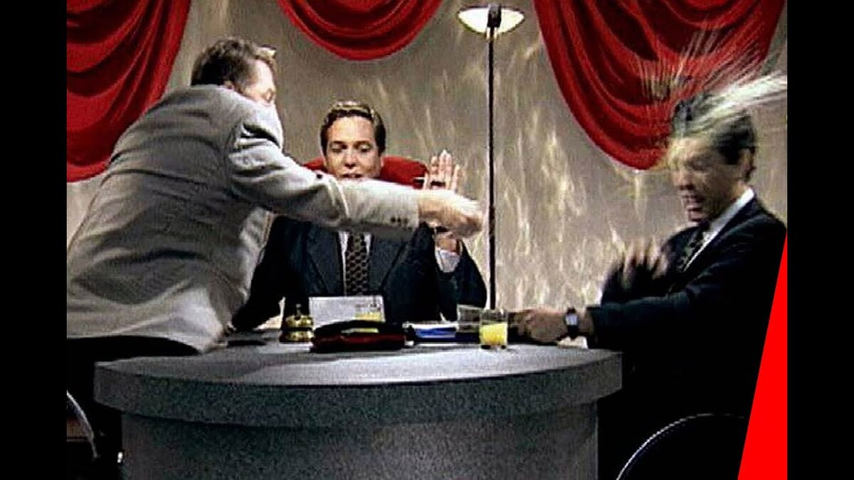 Жириновский обливает Немцова соком во время телепередачи.