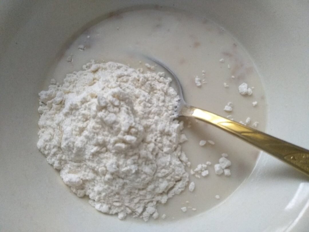 Опара: молоко, ванилин, сахар, соль, дрожжи и мука