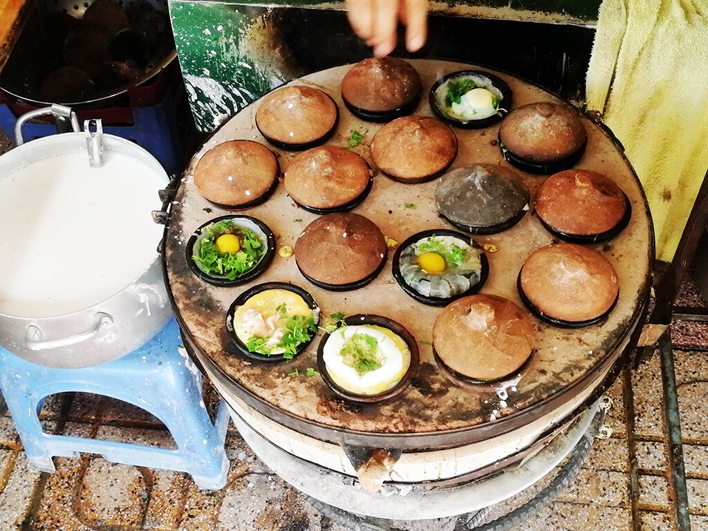Вьетнамская уличная еда бан джан – похоже на оладушки, но совсем другое блюдо